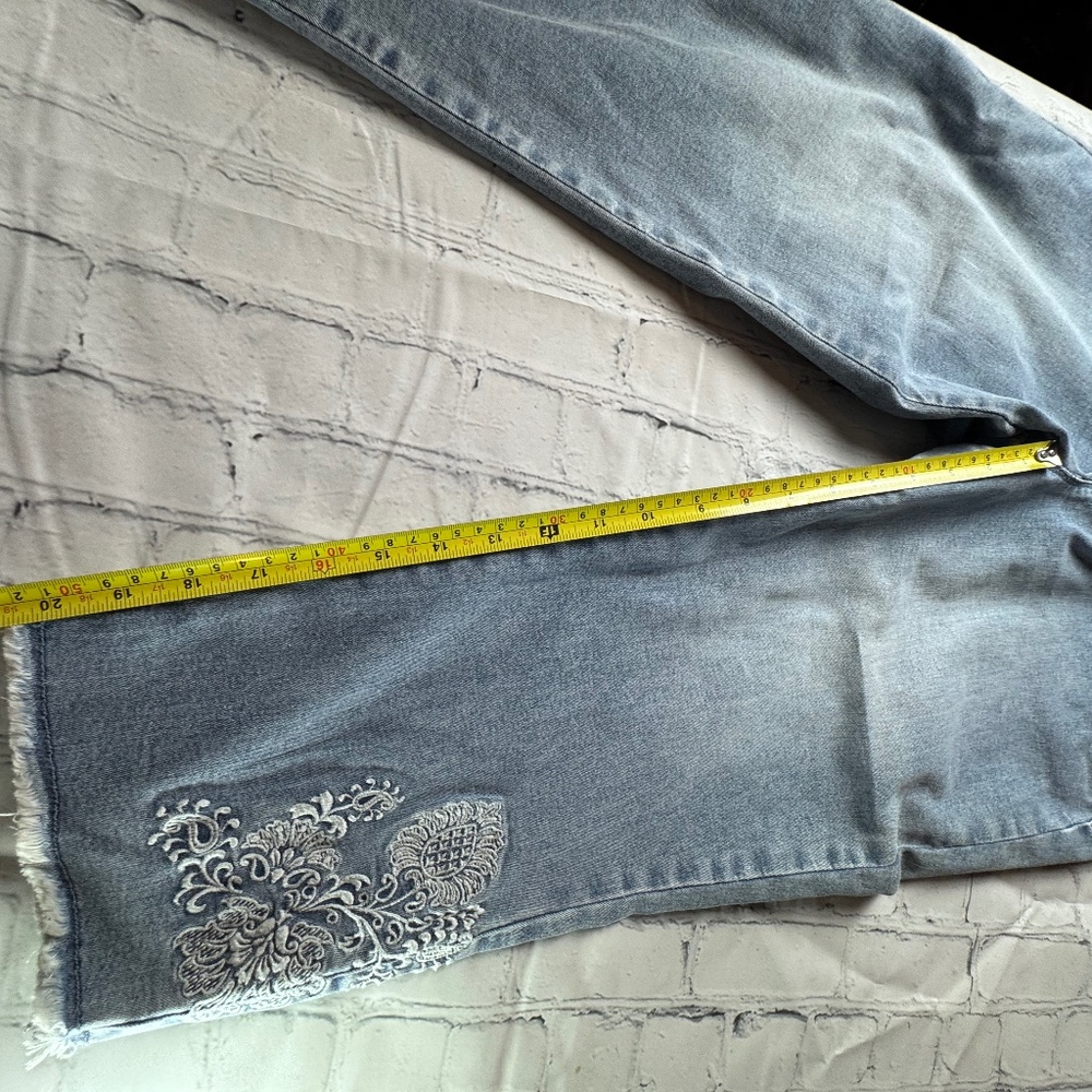 Chicos embroidered capri jeans NWT